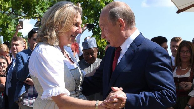 Putin sorprende con sus pasos de baile en una boda