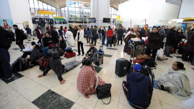 Video: Cancelan vuelos por mal tiempo