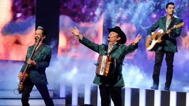 Video: Tigres del Norte, su historia con Camelia