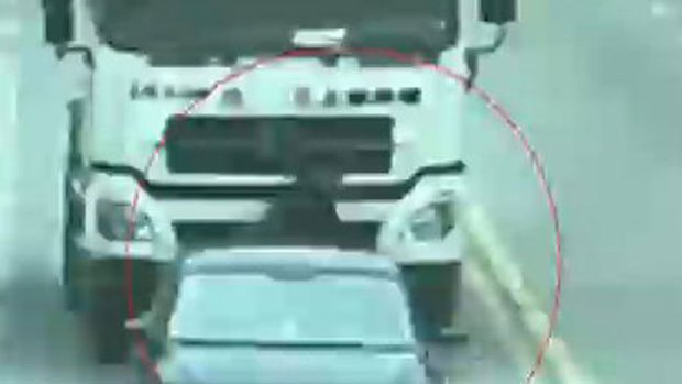 Video: Anciano aplastado por camión sobrevive