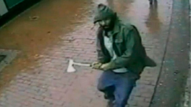 Video: Ataca policías a hachazos en Queens