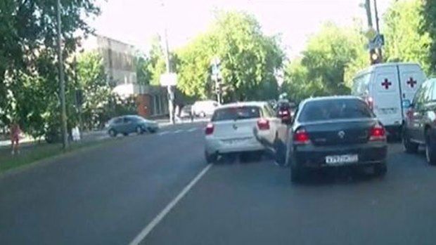 Video: Discuten, le pasa por encima y se fuga