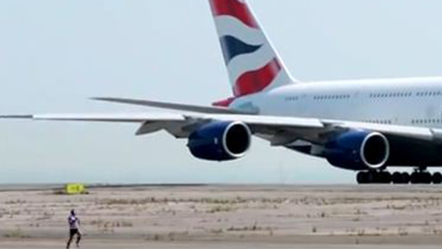 Video: Avión vs. hombre, ¿quién ganó?