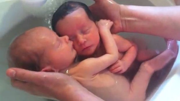 Video: El baño más tierno del mundo