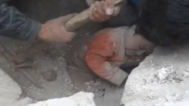 Video: Dramático rescate de una bebé enterrada