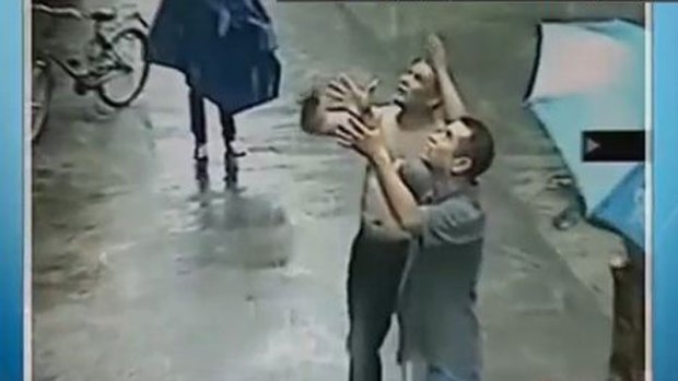 Video: Hombre evita caída mortal de bebé