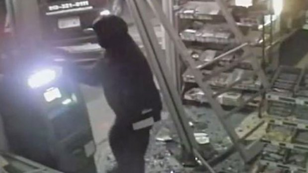 Video: Cajero acaba con paciencia de ladrones