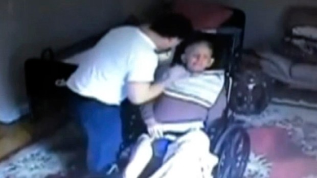 Video: Cámara capta maltrato de anciano