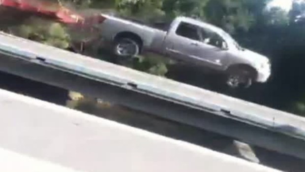 Video: Video: Camioneta sale “volando”