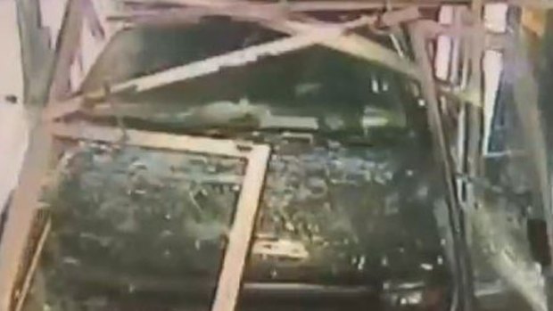 Video: Hombre que dice ser Dios estrella su auto