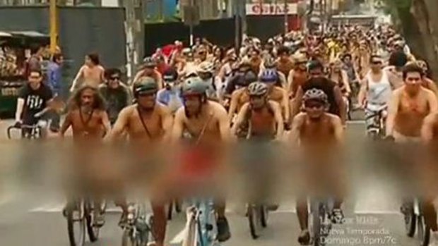Video: Original forma de protesta de ciclistas
