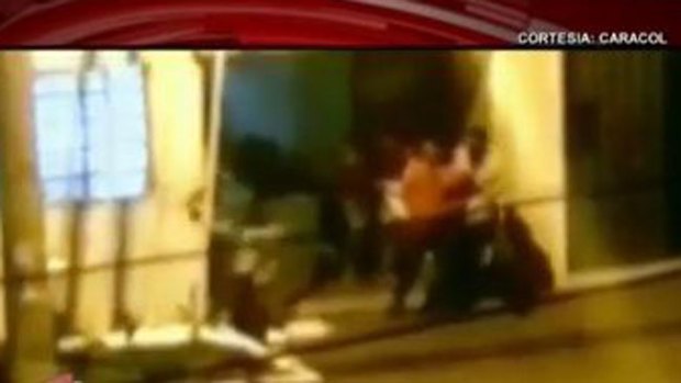 Video: Borrachos, a sillazos contra comisaría