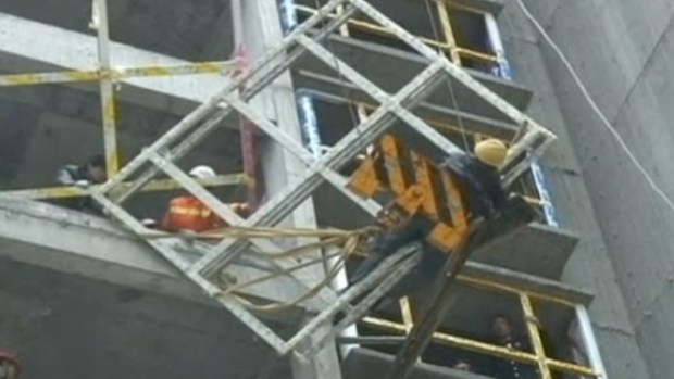 Video: Trabajador queda al borde de la muerte