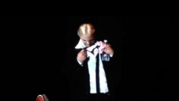 Video: Cristian Castro huele tanga de fan