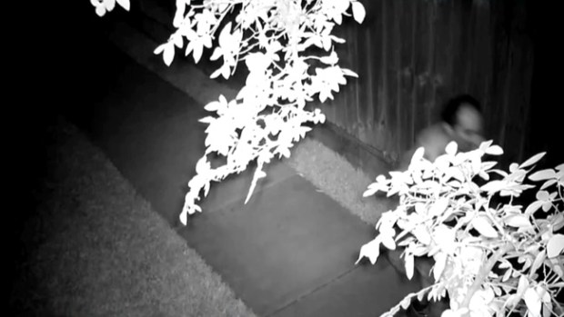 Video: A la caza del "defecador en serie"