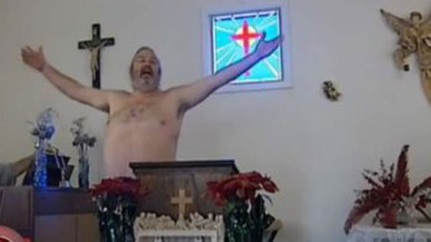 Video: Fieles asisten desnudos a misa