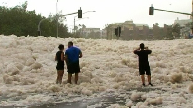 Video: Espectacular invasión de espuma