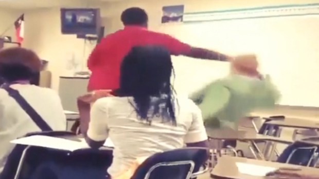 Video: Brutal golpiza a maestra por celular