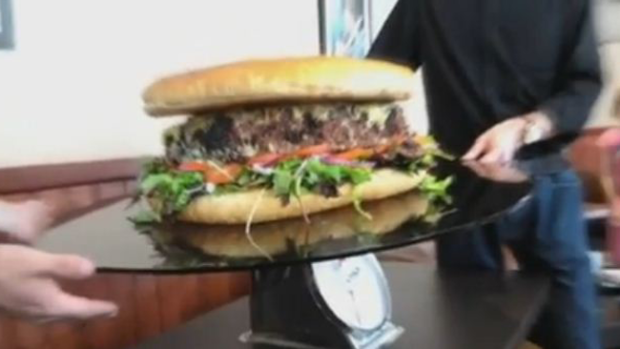 Video: Crean hamburguesa de 25,000 calorías