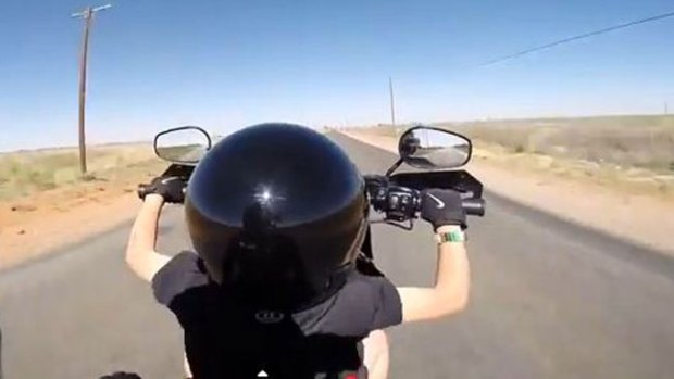 Video: Niño de 6 años maneja Harley a todo dar