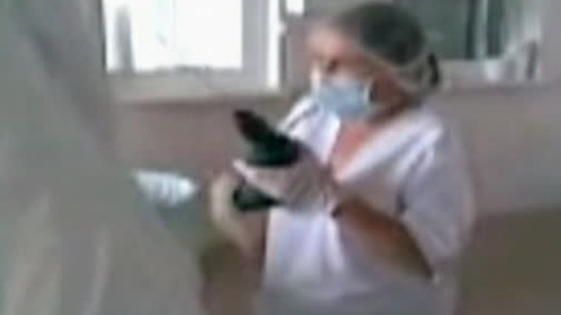 Video: ¡Operan a niños con taladros!