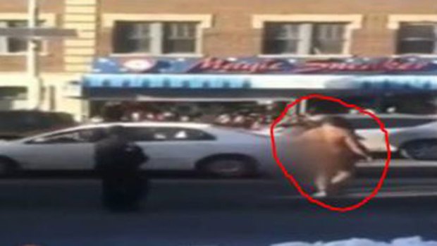 Video: Hombre desnudo siembra el caos