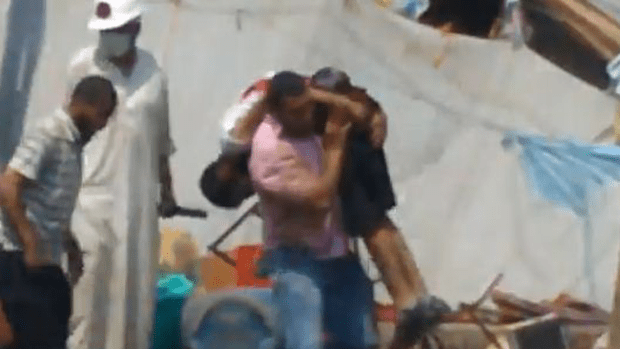 Video: Tiroteado cuando cargaba a un herido