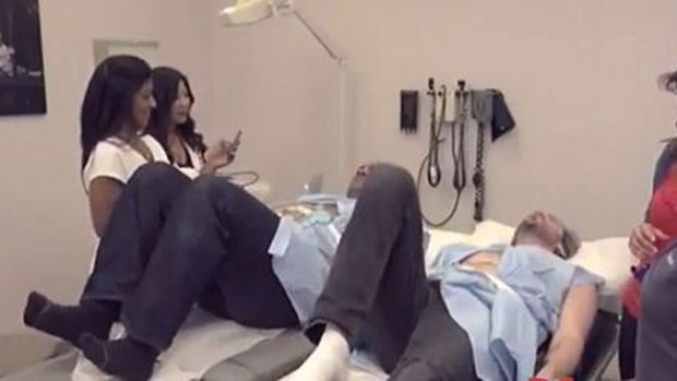 Video: Hombres retorcidos por "dolor de parto"