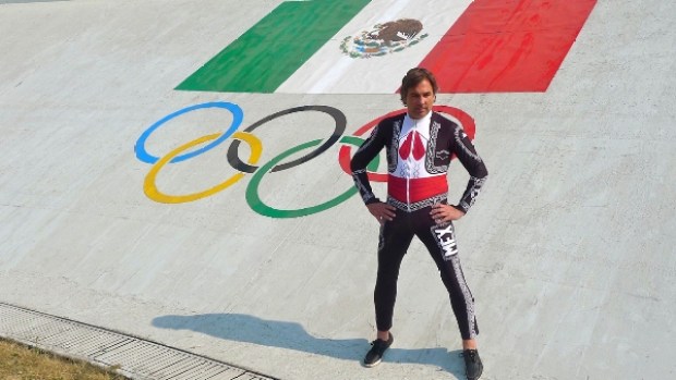 Video: Esquiador mexicano se viste de charro