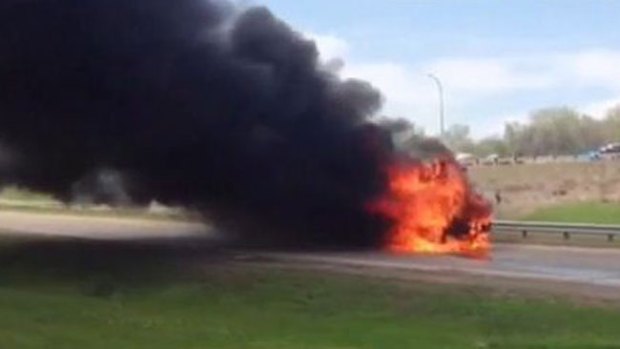 Video: Bus escolar en llamas roza la tragedia