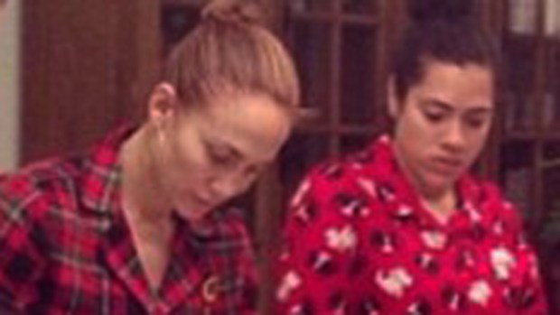 Video: J.Lo cocina sin maquillaje y en pijamas