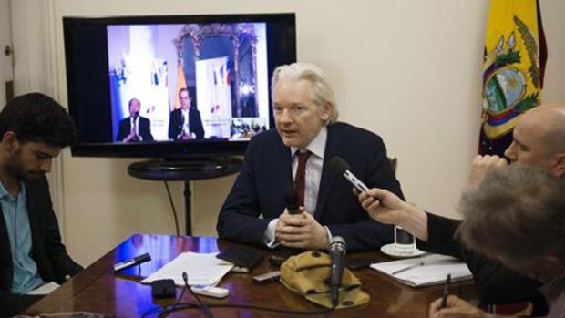 Video: Assange: 2 años recluido en embajada