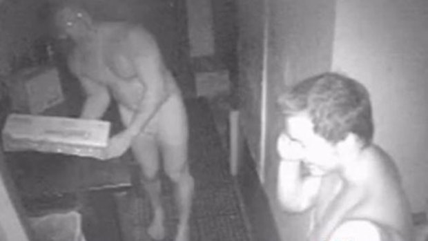 Video: Roban hamburguesas... ¡en calzoncillos!