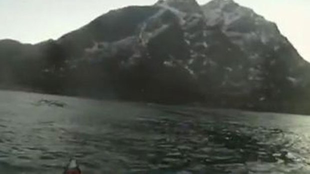 Video: Estremecedor visitante en lago noruego