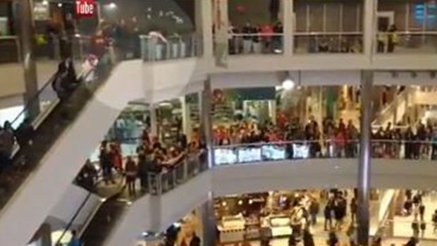 Video: Hombre lanza billetes al aire en un mall