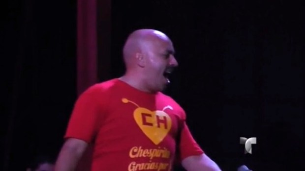 Video: Lupillo Rivera dedica canto a "Chespirito"