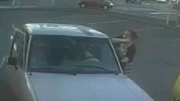Video: Impacto: Mujer roba dos niñas y un auto