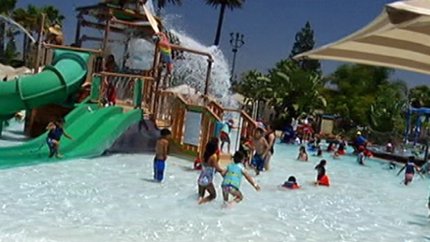 Video: De viaje por el parque acuático “Splash”