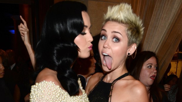Video: Miley Cyrus besa en la boca a Katy Perry
