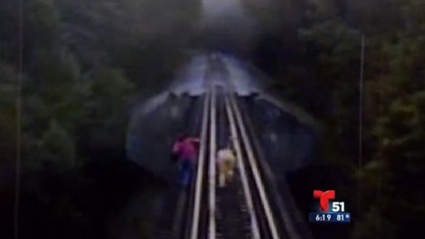 Video: Tren pasa por encima de dos mujeres