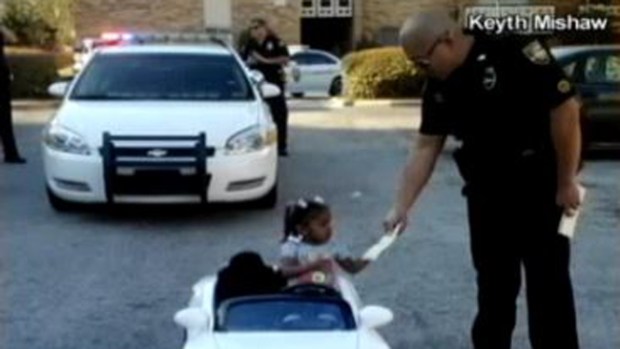 Video: Niña multada por jugar