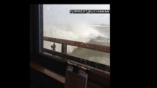 Video: Ola se "traga" ventana de restaurante