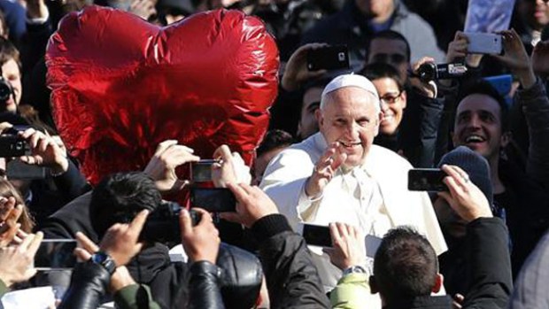 Video: Papa Francisco recibe a los enamorados