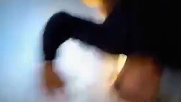 Video: Patinador se estrella contra cámara