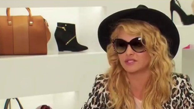 Video: Paulina Rubio monta trifulca en acto