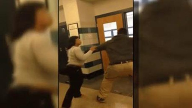 Video: Brutal pelea entre maestra y estudiante