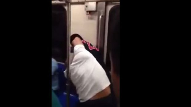 Video: A puñete limpio en metro de Monterrey