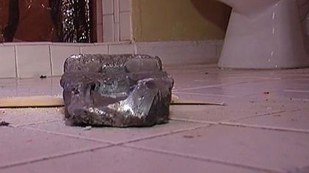 Video: Raro objeto se estrella contra un techo