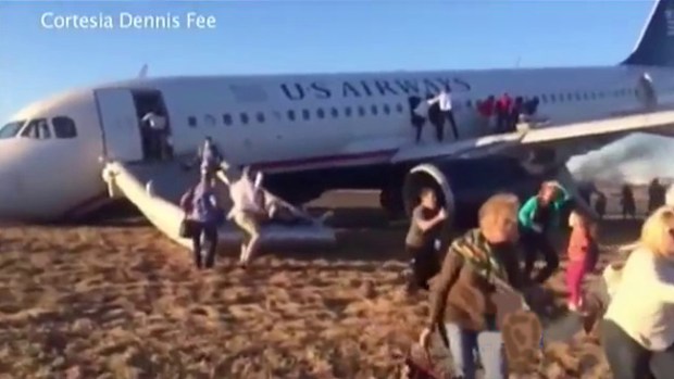 Video: Evacúan avión tras accidente en la pista