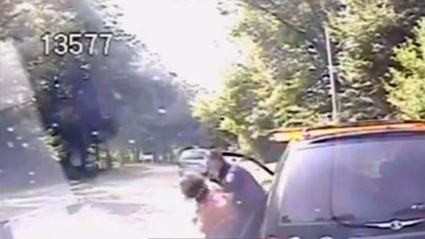 Video: Salchicha atorada casi mata a mujer